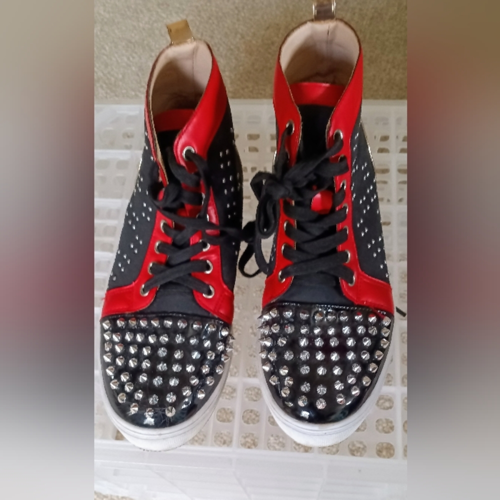 Funky high top sneakers in black/red w/ a gold backing. Street smart, for sure👟
